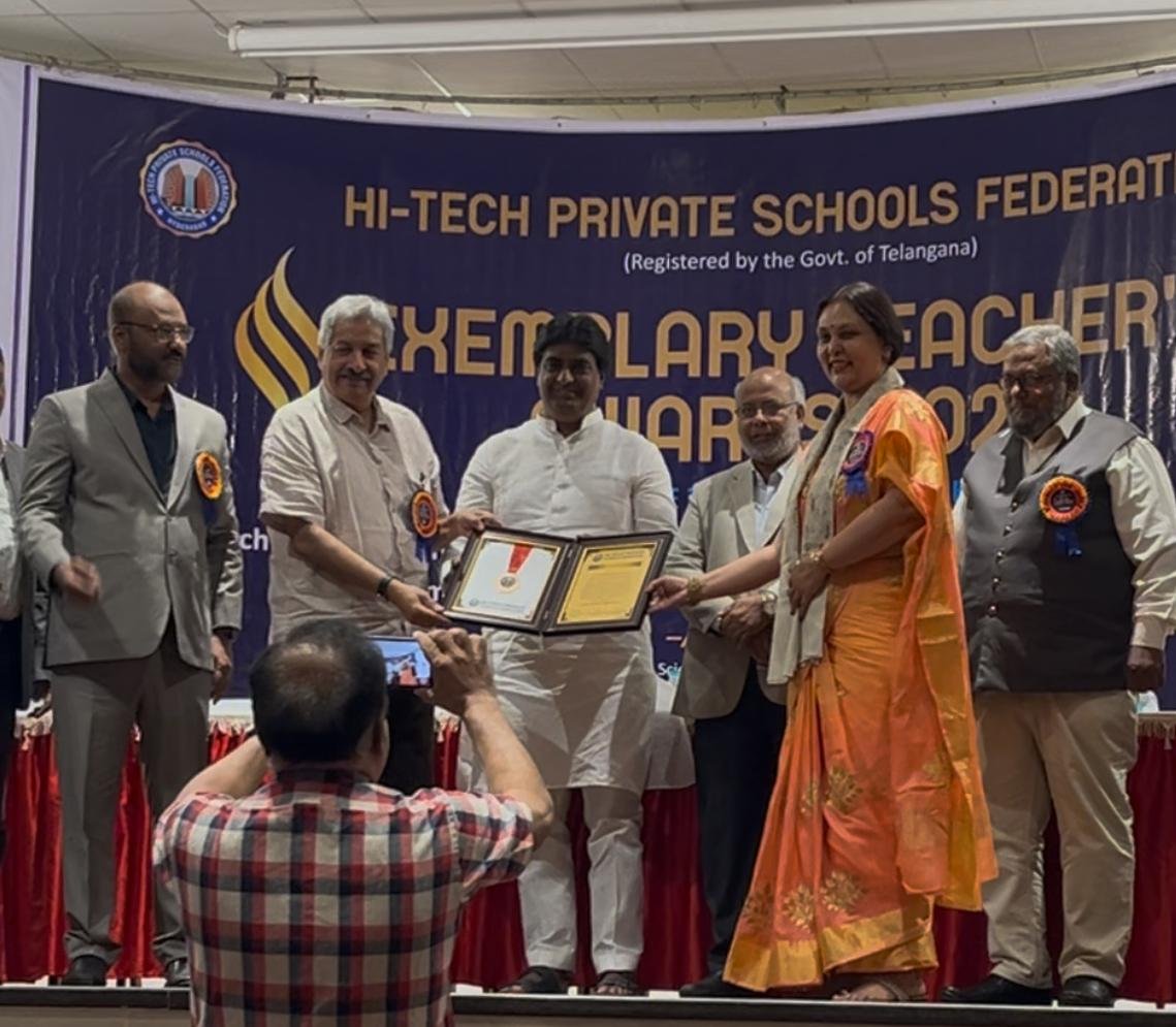Ms. Deepthi Jaiswal receiving the Exemplary Teacher's Award 2025 from the Hi-Tech Private Schools Federation